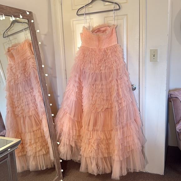 MAC DUGGAL
Pink Strapless Tulle Ruffle Gown Anthropologie - Picture 10 of 17
